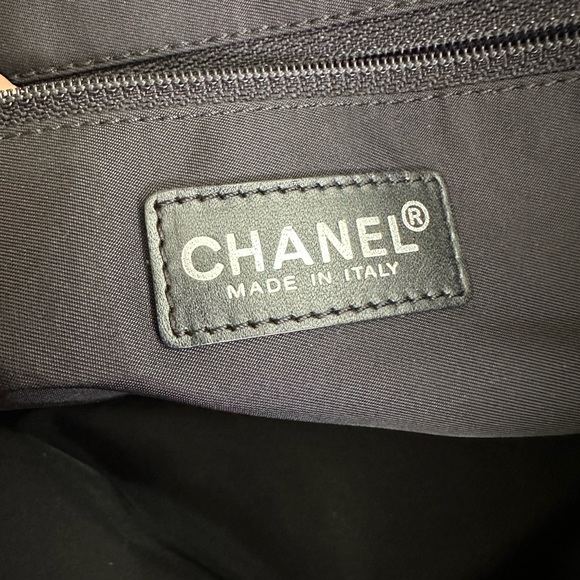 SOLD Travel Line Tote bag - Picture 7 of 17